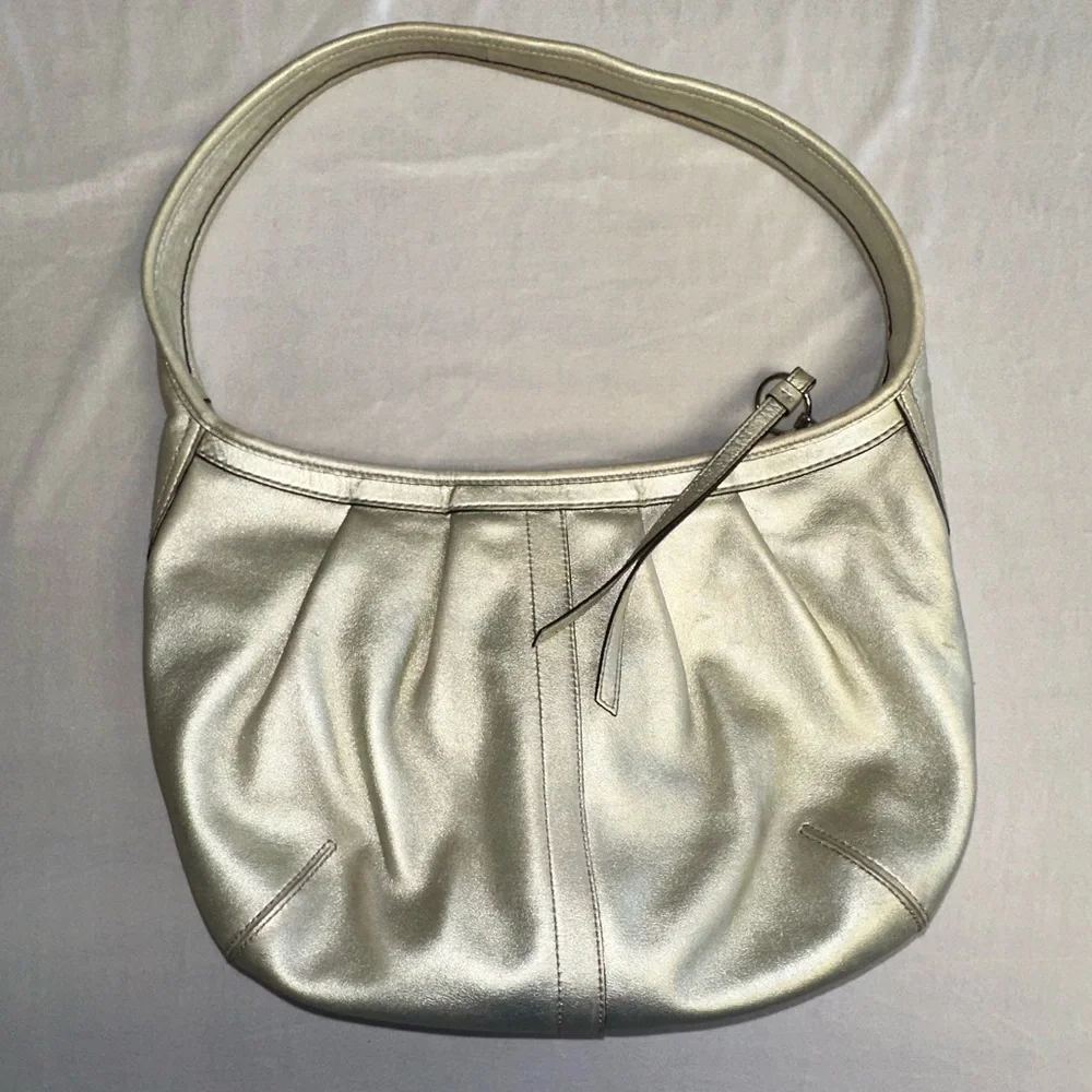 Coach •  Vintage Gold Shoulder Hobo Ergo Pleated Purse • Leather Bag - Picture 4 of 11
